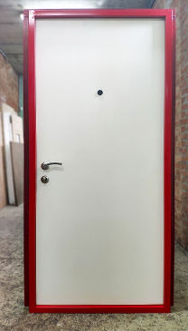 Красная металлофиленчатая дверь изнутри
