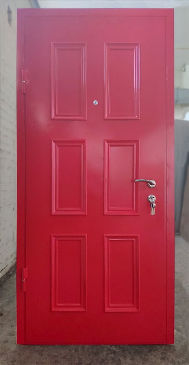 Красная металлофиленчатая дверь снаружи
