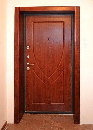 Утепленная дверь МДФ с отделкой проема