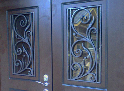 Отделка двери металлофиленкой и коваными элементами